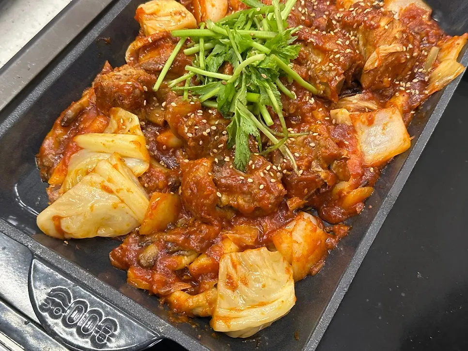 상에 차려진 매콤돼지갈비찜 한 냄비