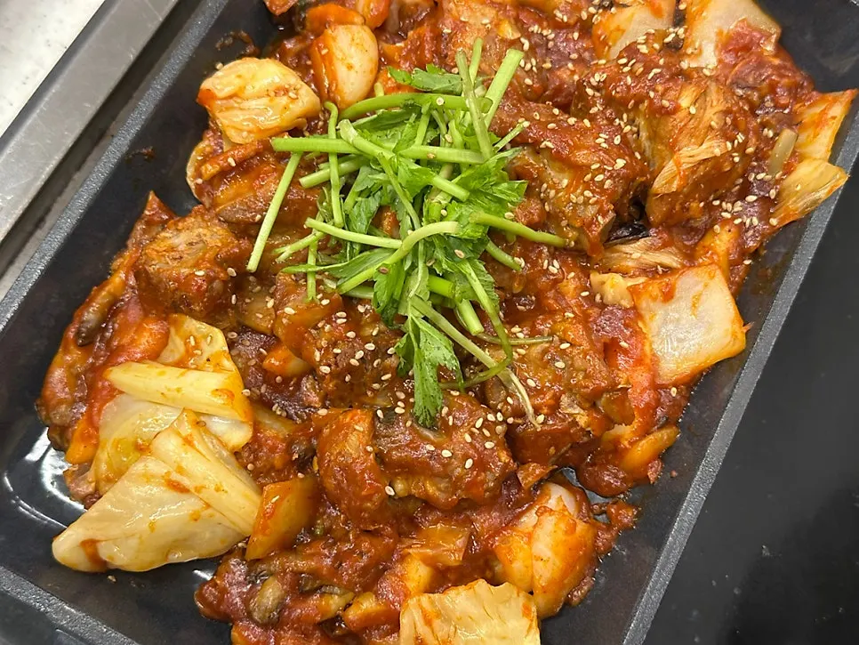버섯칼국수와 함께 세팅된 B세트 상차림