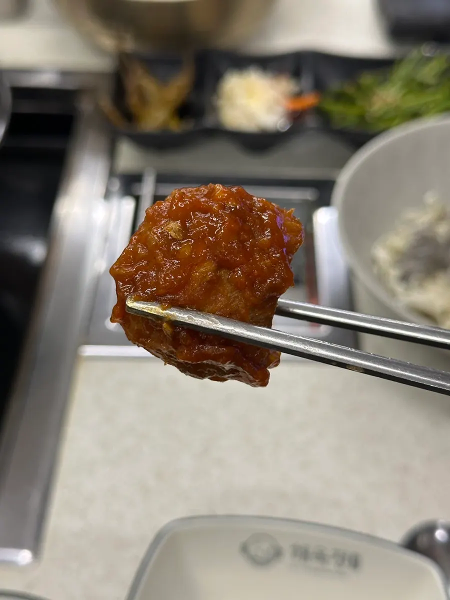 순살 돼지갈비찜 살을 집어 올린 모습