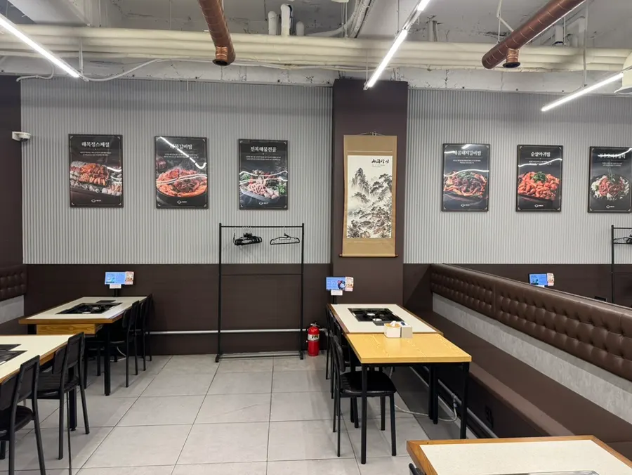 Interior restoran yang luas dengan meja tertata lega