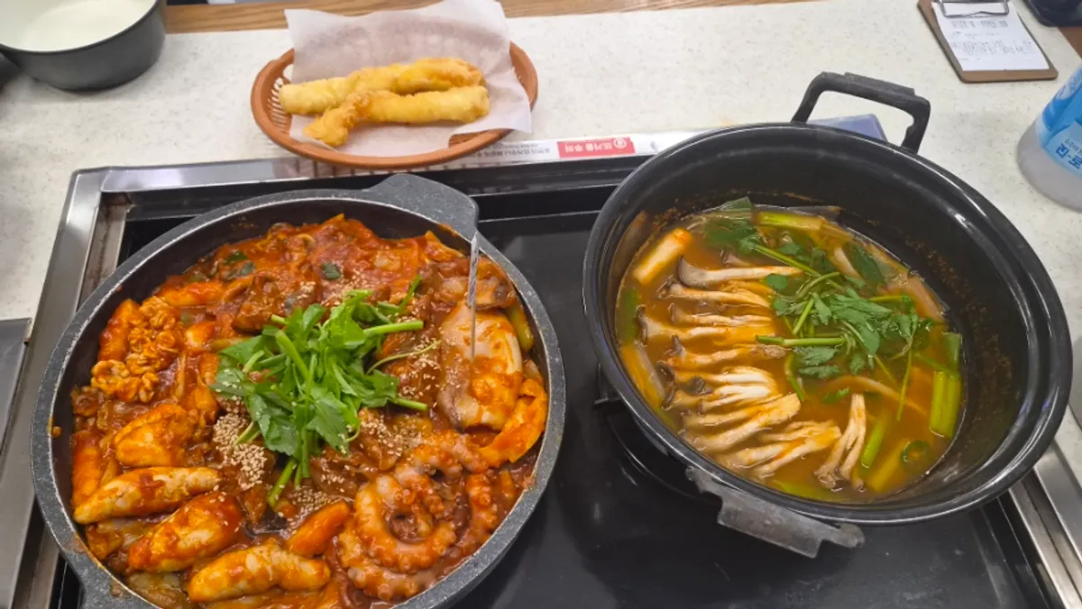 해목정 부평점 테이블에 차려진 해물갈비찜 한 상