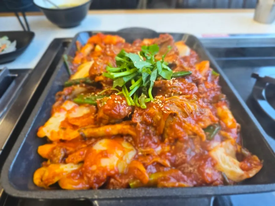 양념이 골고루 묻은 매콤돼지갈비찜 한 냄비