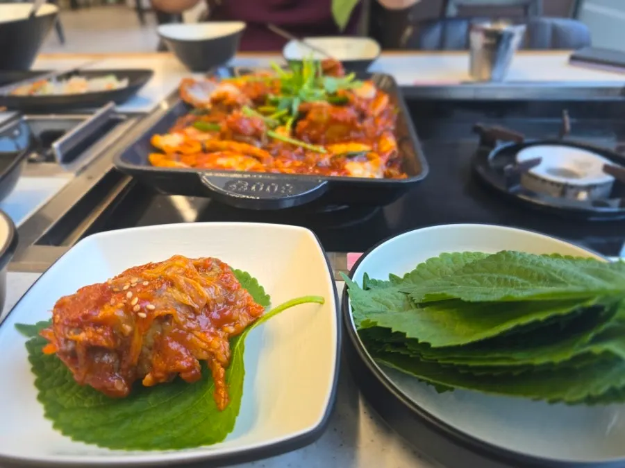 넉넉한 양념에 버무려진 돼지갈비