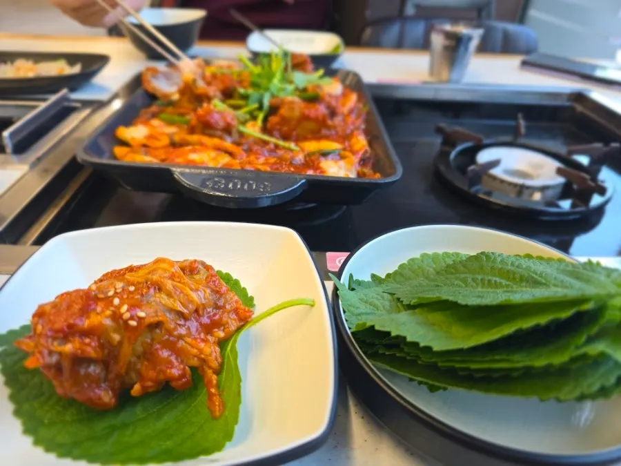 큼직하게 썰린 매콤돼지갈비찜 고기