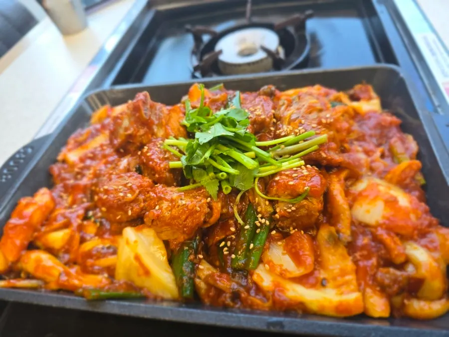 먹는 중인 매콤돼지갈비찜 냄비