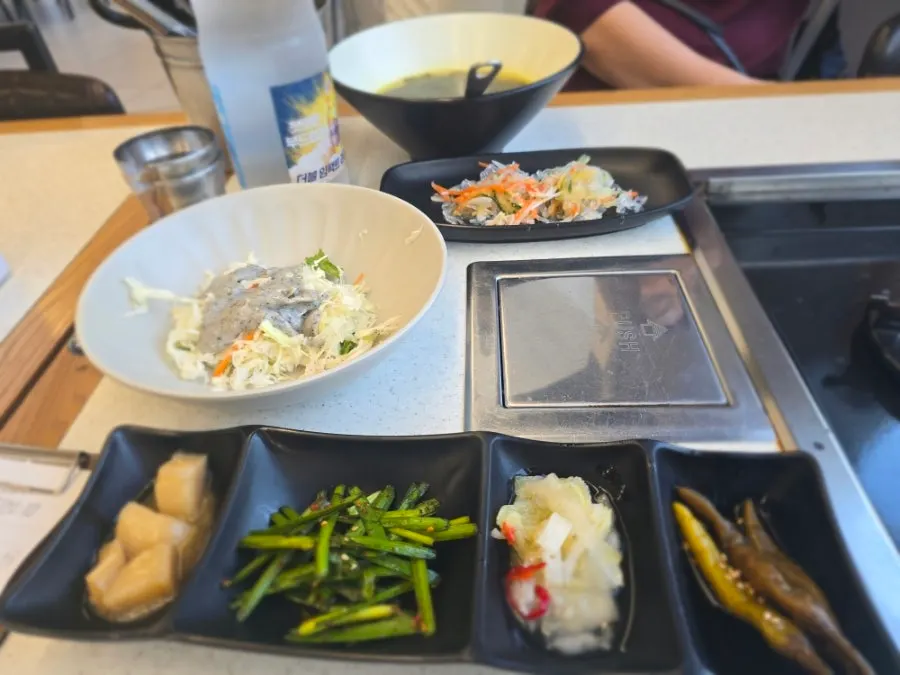갈비와 밥을 번갈아 먹은 식사 모습