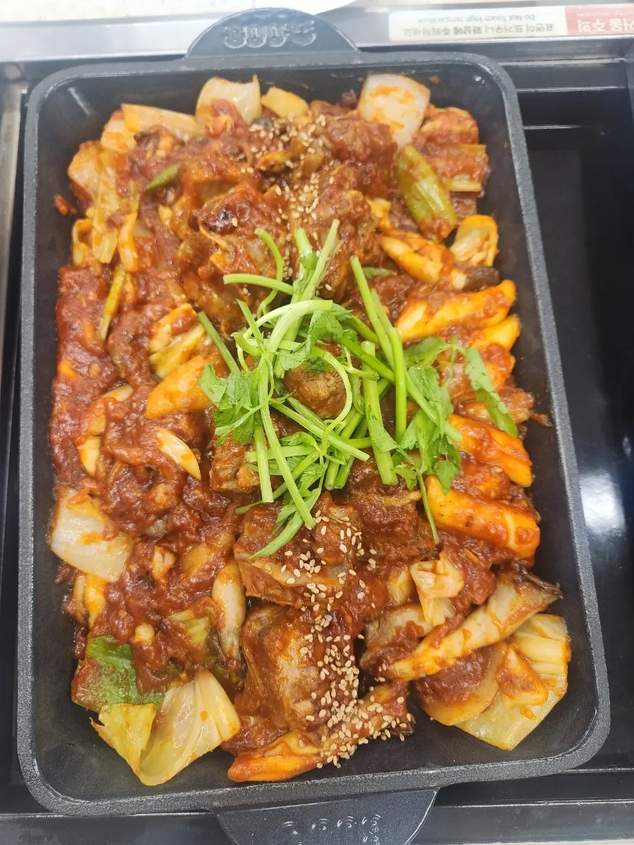 철판에 올려진 매콤돼지갈비찜 2인