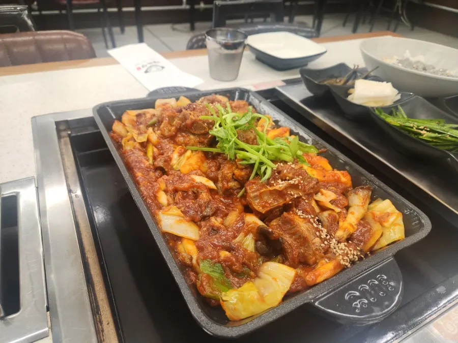 양배추와 버섯이 올라간 갈비찜 철판