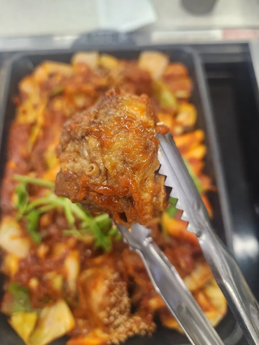 양념이 배어든 떡과 갈비