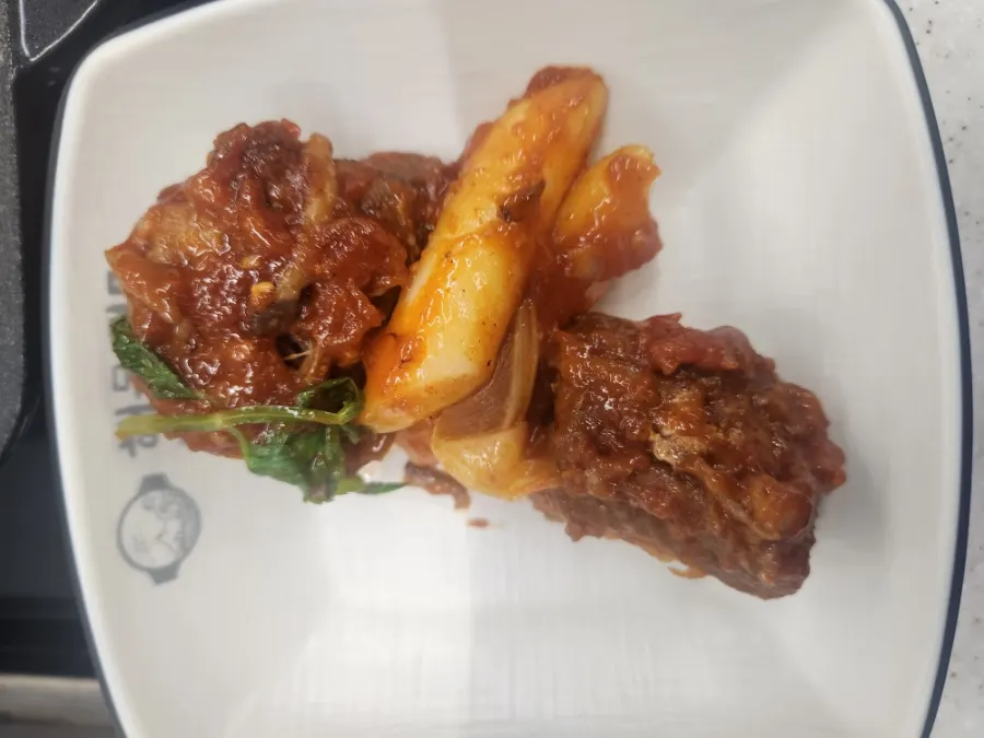 매콤한 양념의 갈비찜과 떡