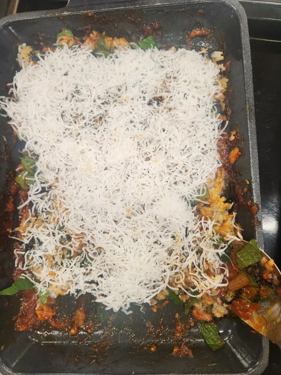 치즈를 잔뜩 올린 철판 볶음밥
