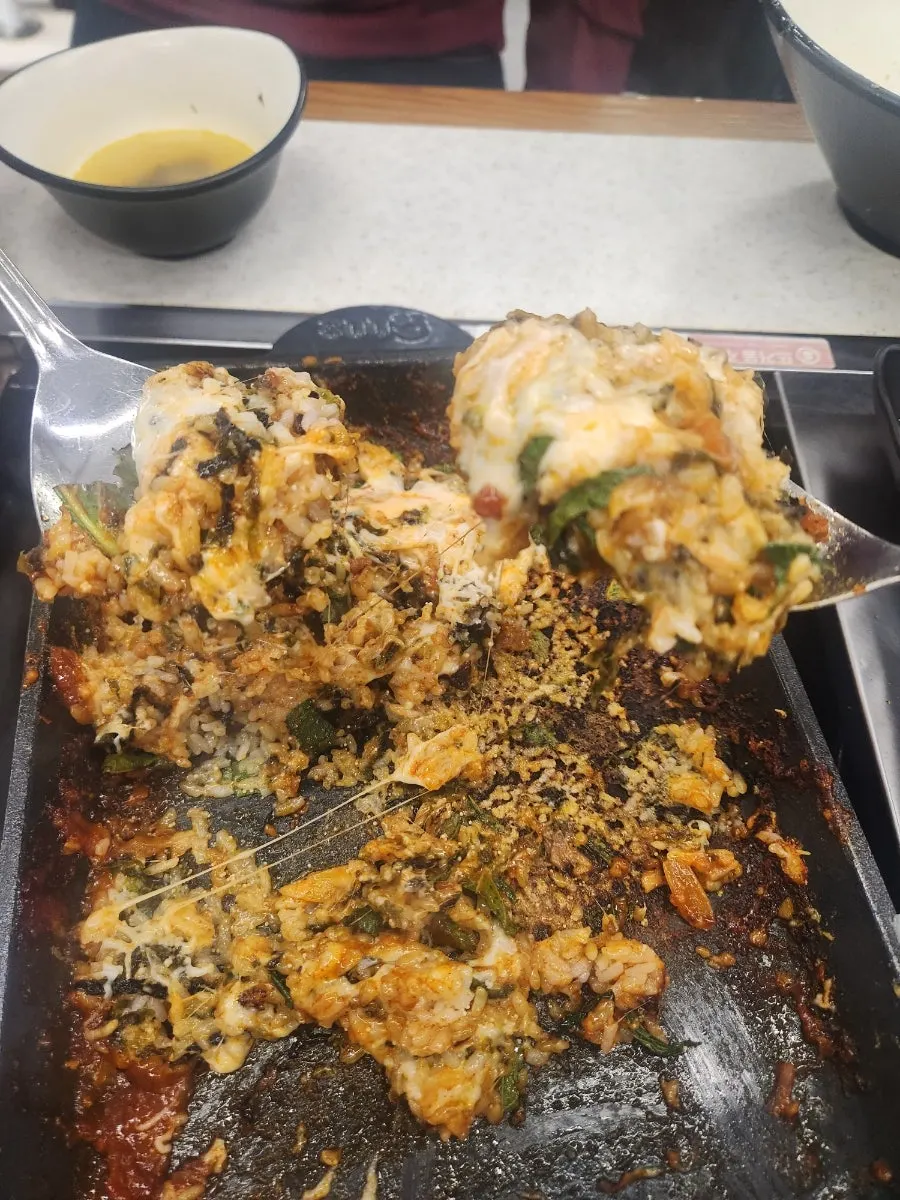 녹은 치즈가 덮인 치즈볶음밥