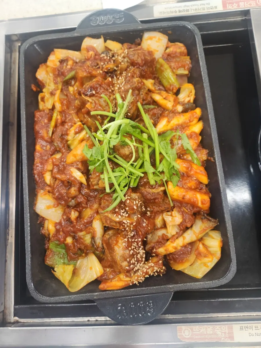 먹고 난 갈비찜 철판과 반찬