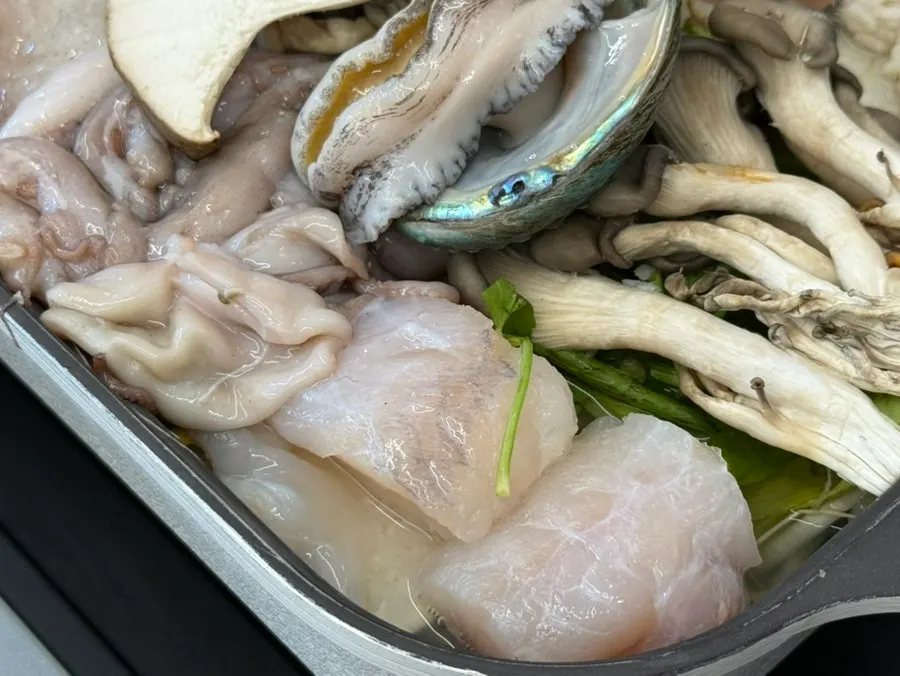 꽃게와 전복이 올라간 해물전골 냄비