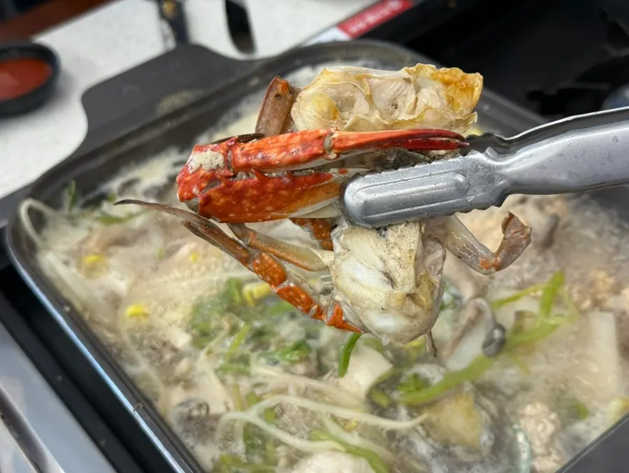 끓고 있는 해물전골 속 꽃게
