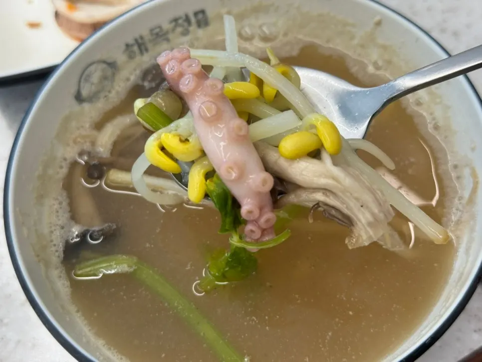 추가 주문한 공기밥과 맑은 지리 국물