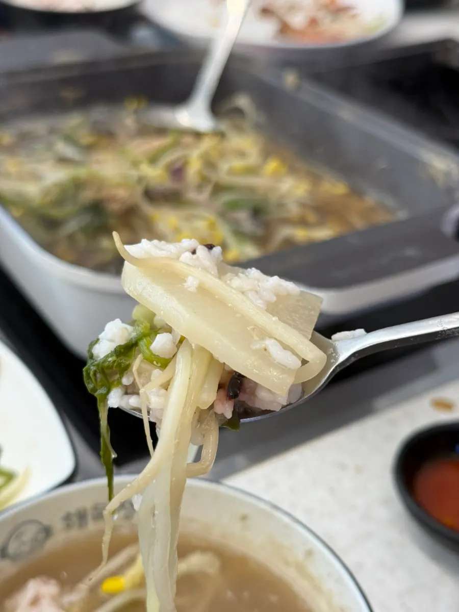지리 국물에 밥을 말아 먹는 모습