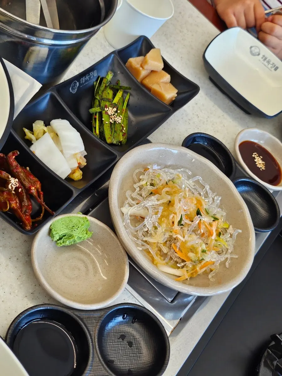 밑반찬을 담을 수 있는 셀프바