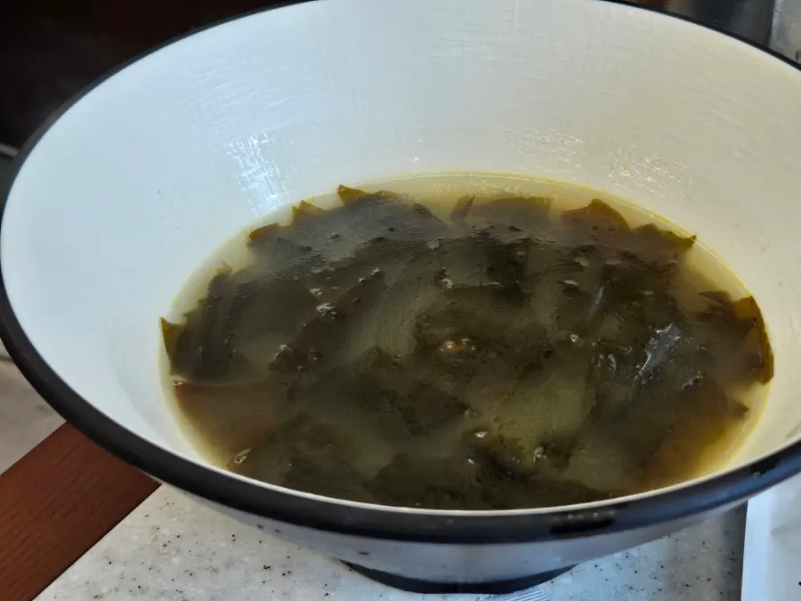 해파리무침 밑반찬과 미역국 상차림