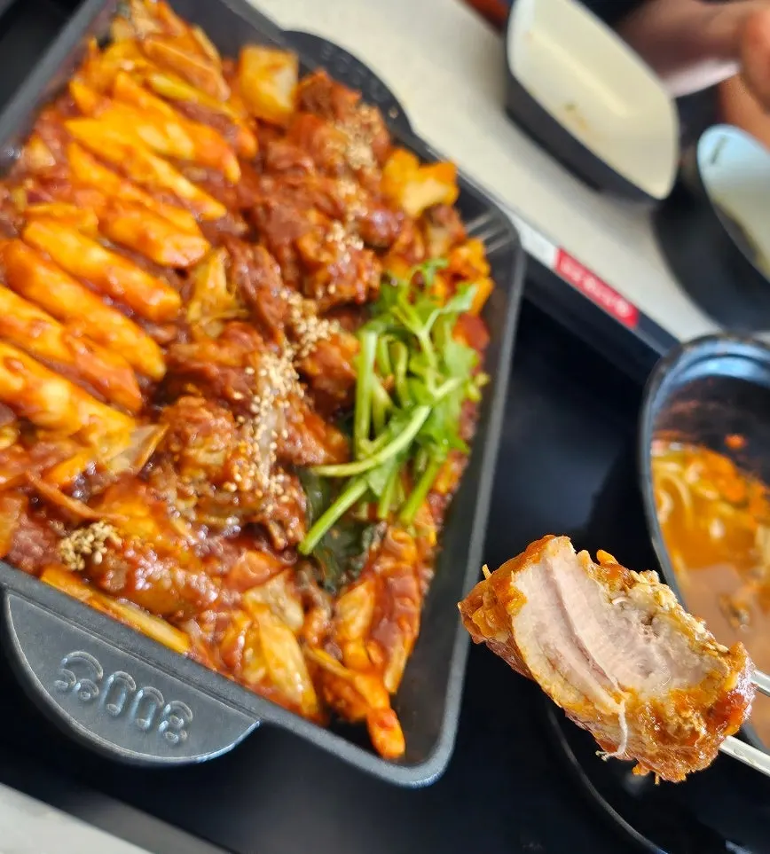 얼큰한 국물의 버섯칼국수 면발
