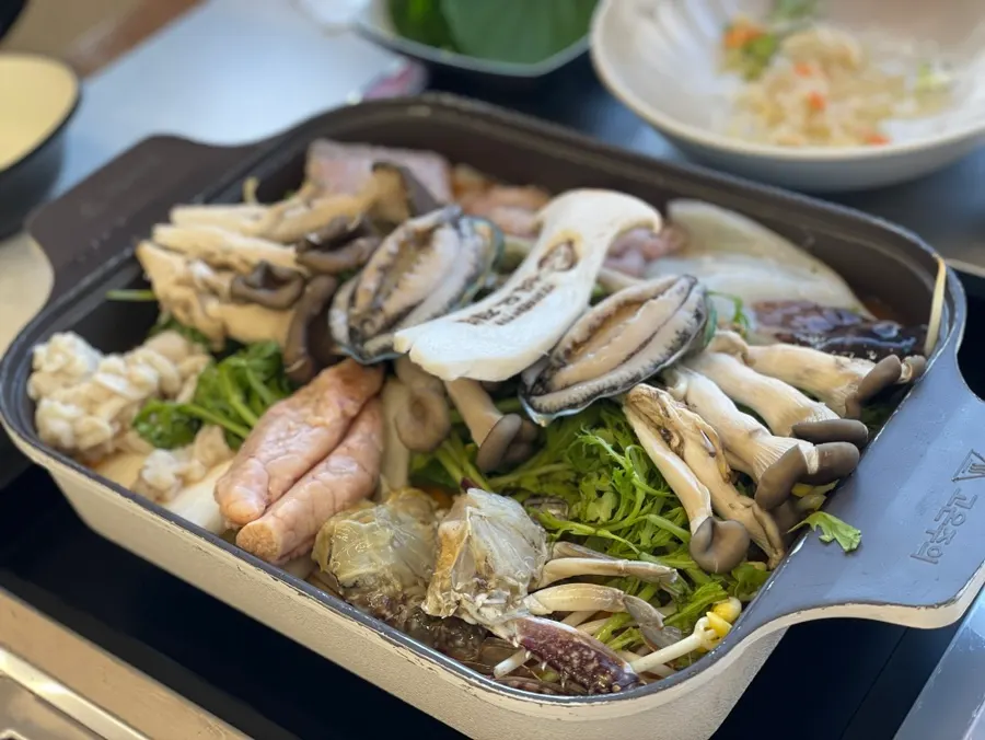 주문한 전복해물전골 상차림