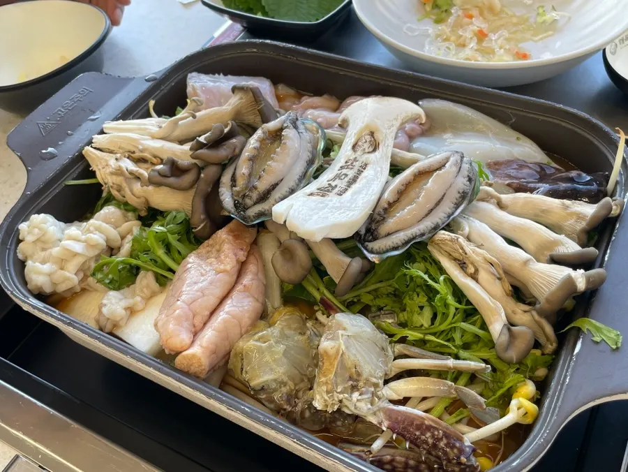 매콤 국물로 나온 전복해물전골