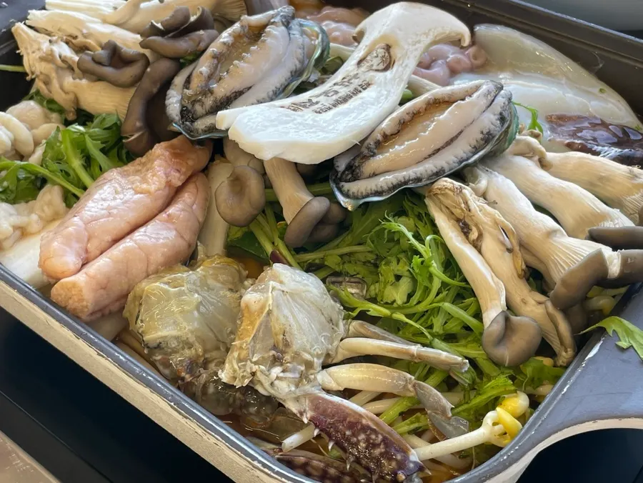 해산물과 채소가 가득 담긴 전골 냄비