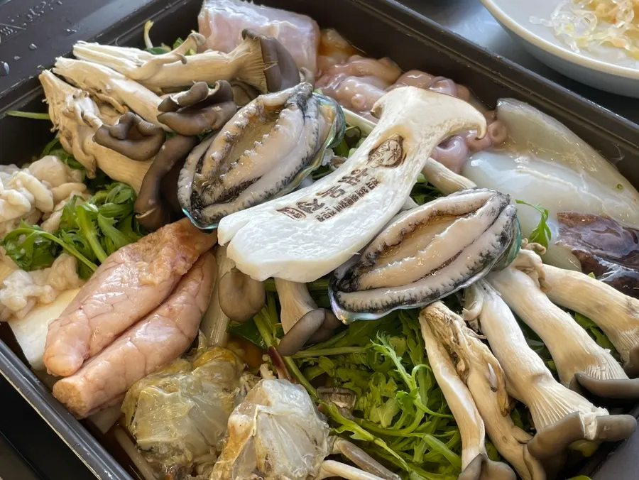 푸짐하게 채워진 전복해물전골 비주얼