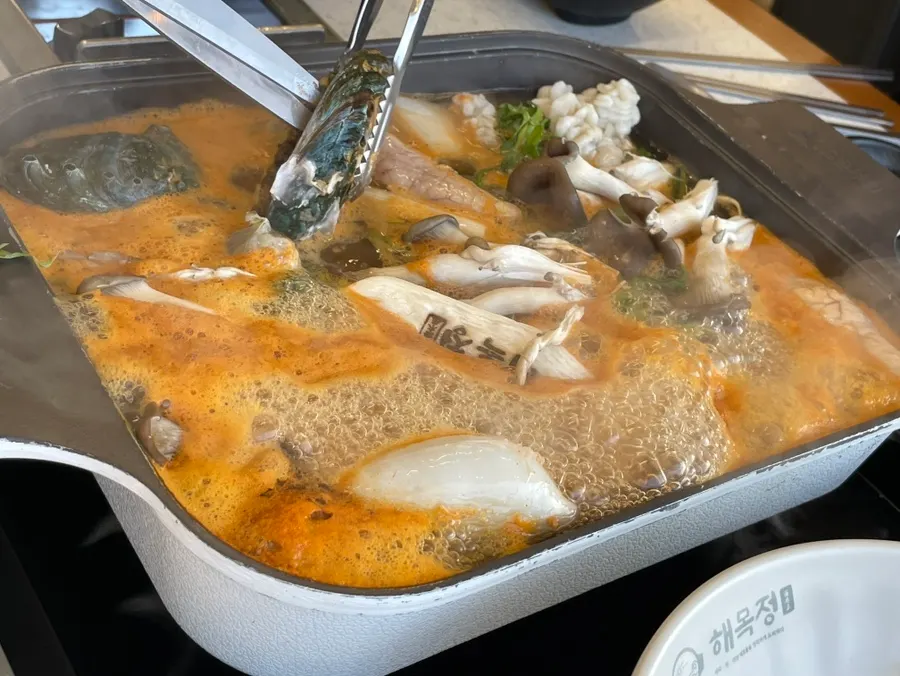 끓는 육수에 담근 전복