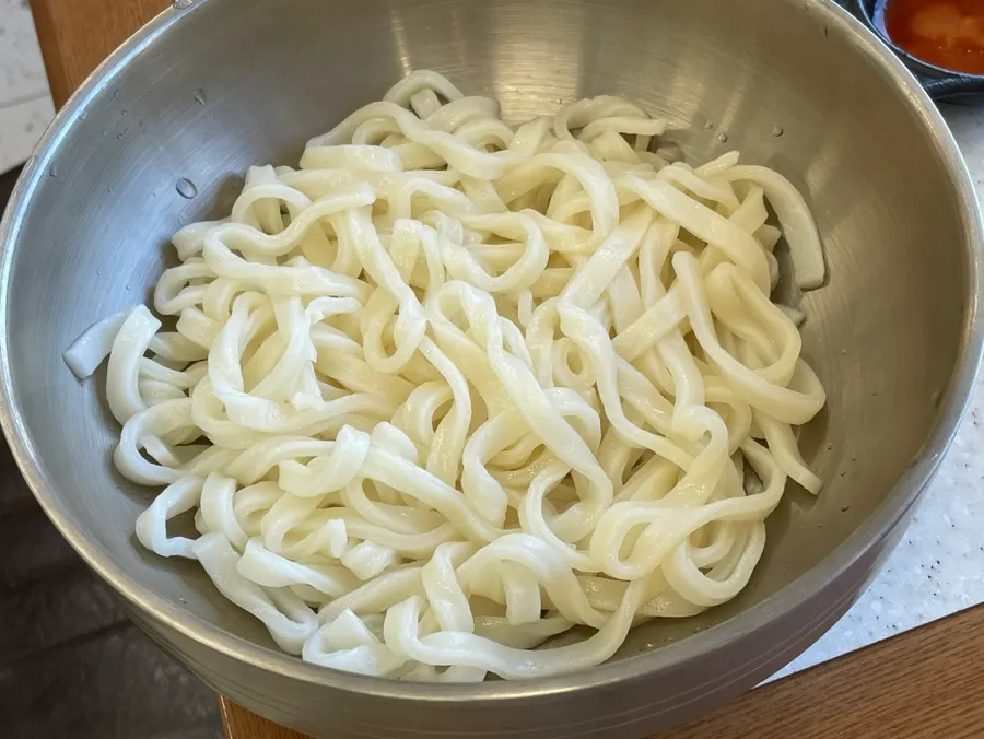 전골 육수에 추가한 칼국수 사리
