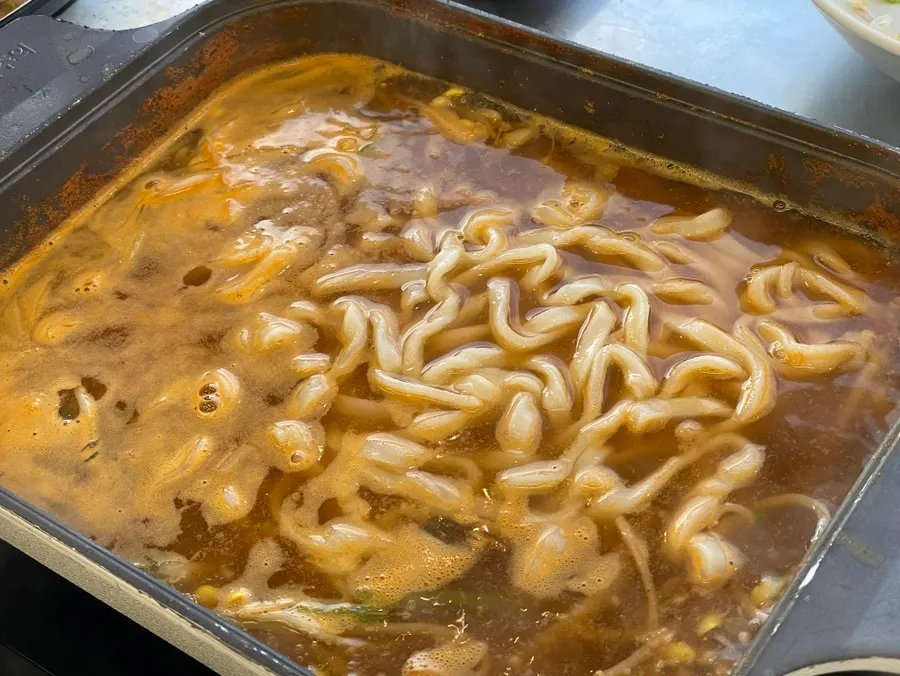 익힌 칼국수 면을 건져 올린 모습