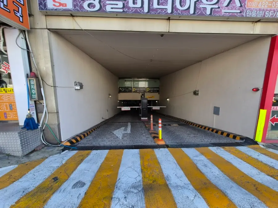 Sign for the building's underground parking lot