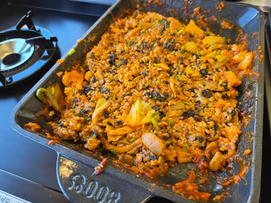 Fried rice mixed with seaweed flakes on the hot plate