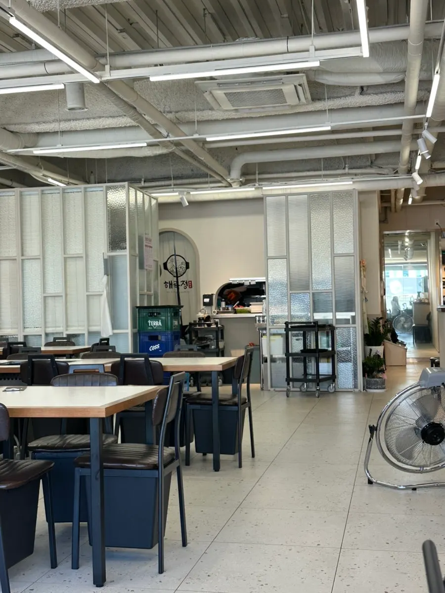Café-like dining hall at Haemokjeong Guwol Branch