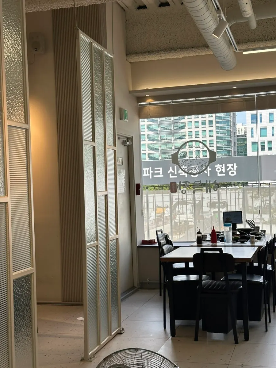 Left-side seating divided by partitions at Haemokjeong Guwol Branch