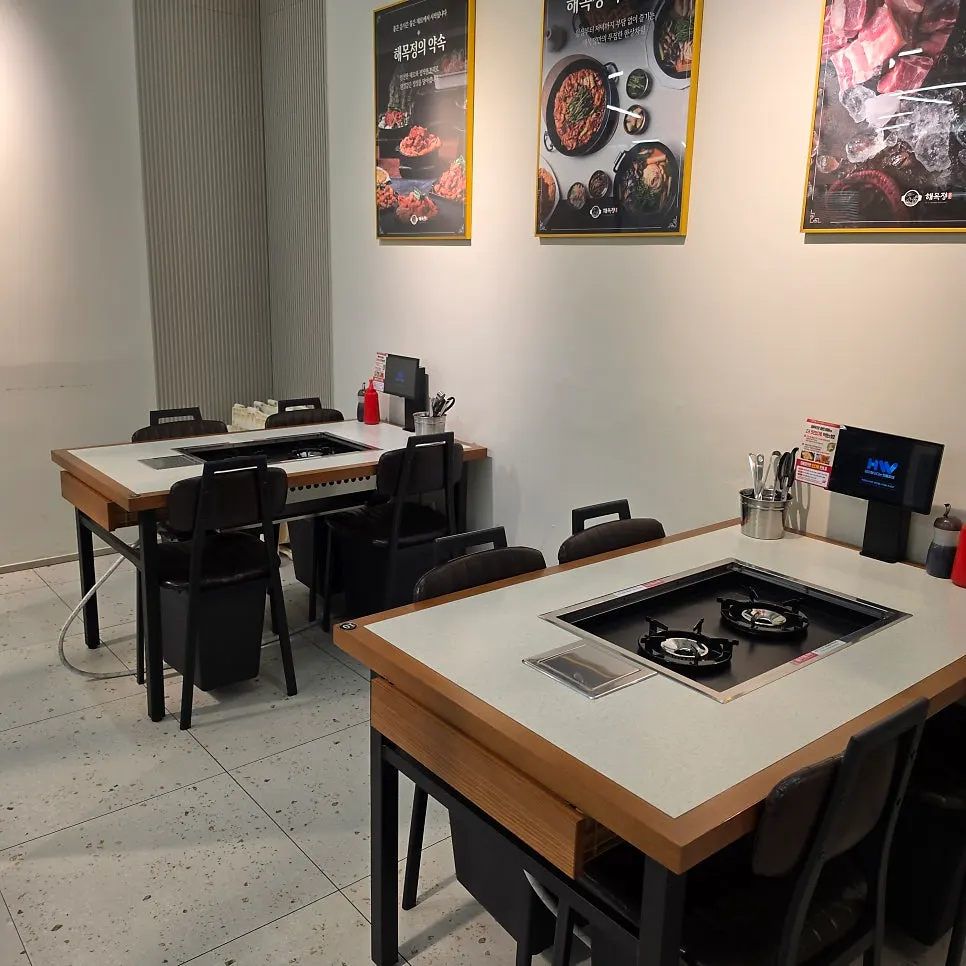 Spacious table inside Haemokjeong Guwol Branch