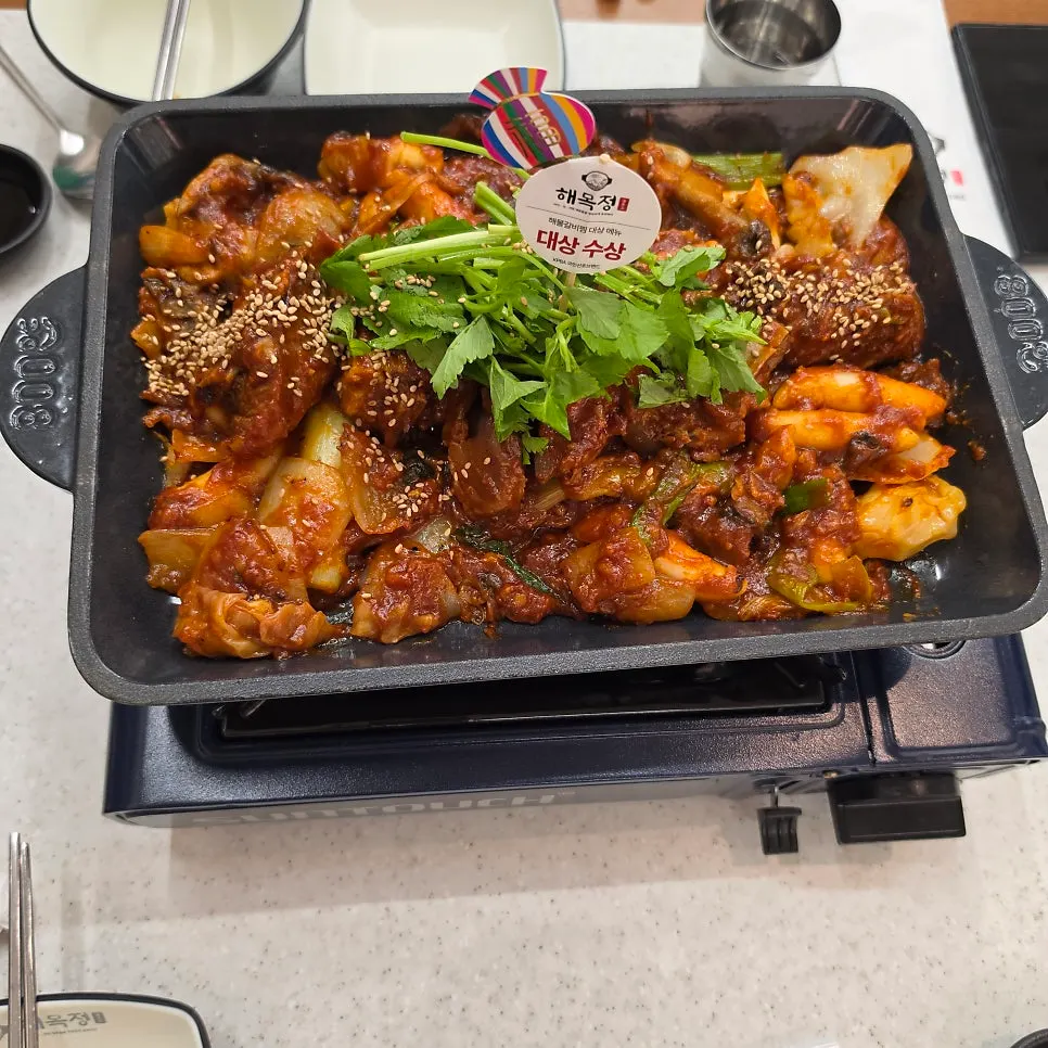 Large hot plate of spicy braised pork ribs