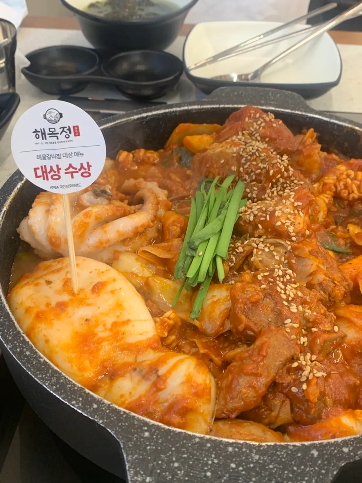 Table setting of seafood braised ribs at Haemokjeong Guwol Branch