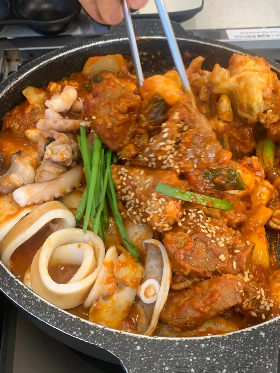 Seafood from the braised dish cut with scissors