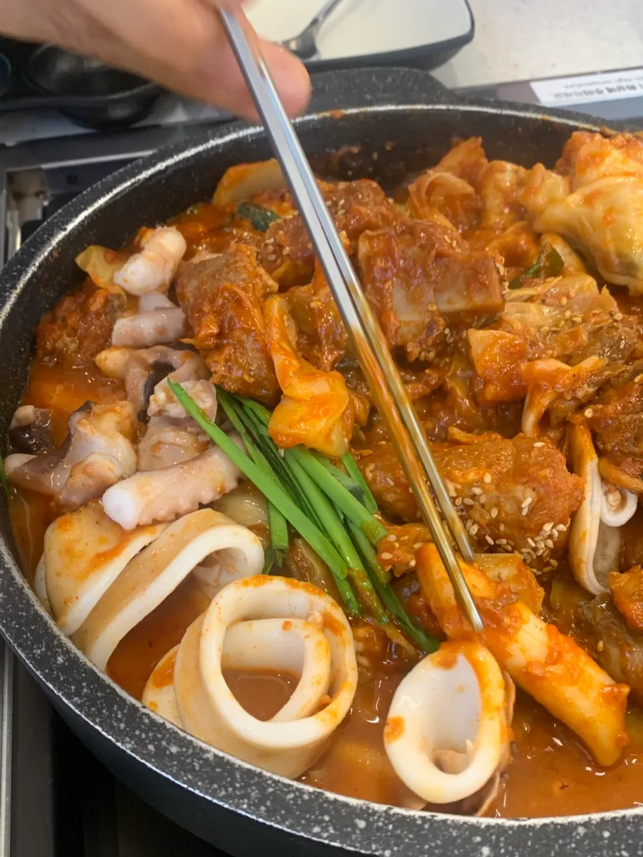 Rib meat soaked in sweet and spicy sauce