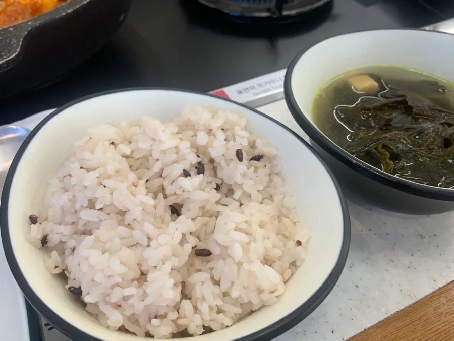 Rice cakes and perilla leaves in the seafood braised ribs