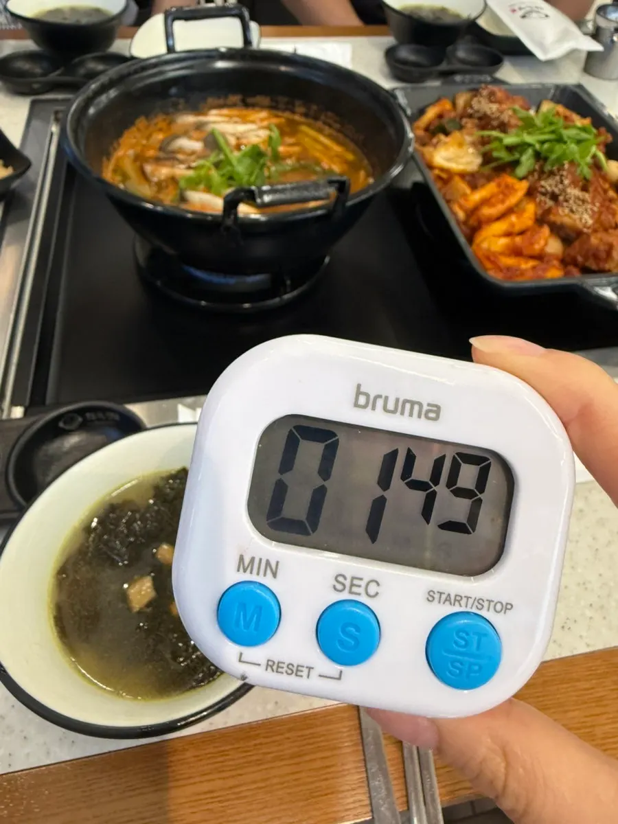 세팅된 갈비찜 상과 함께 놓인 타이머