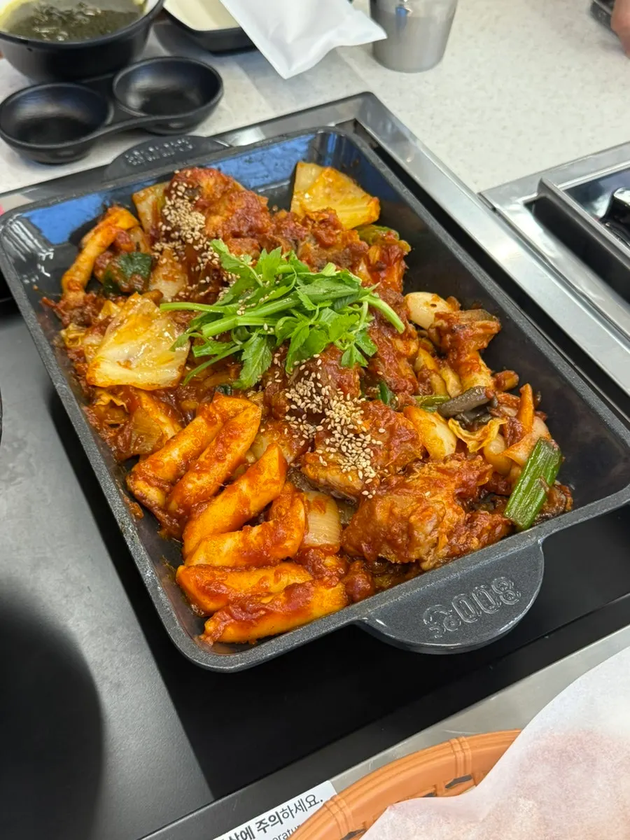 고기와 떡이 가지런히 담긴 매콤돼지갈비찜