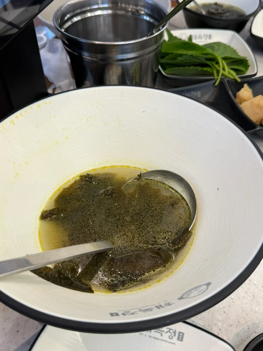 서비스로 나온 해산물 미역국