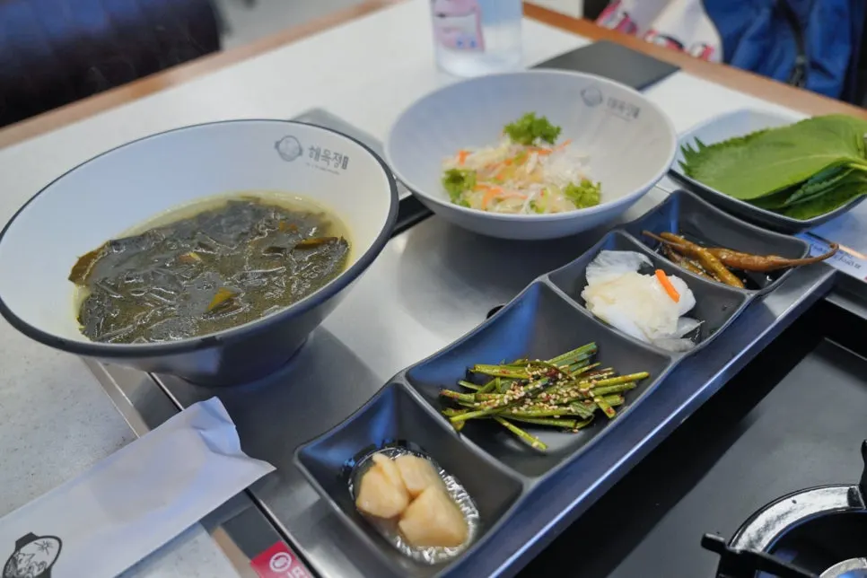 Generous seaweed soup and basic side dishes