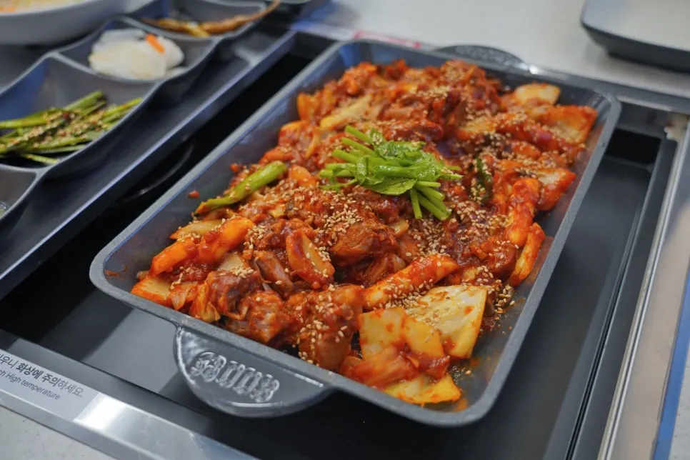 Spicy braised ribs for two with pork ribs and rice cakes