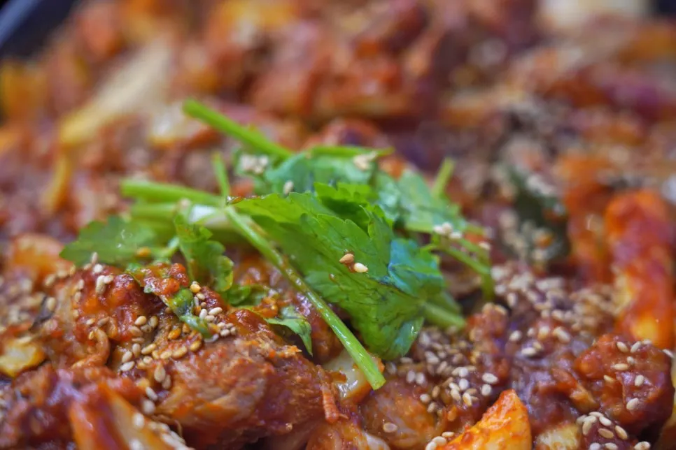 Perilla leaves and kimchi for wrapping