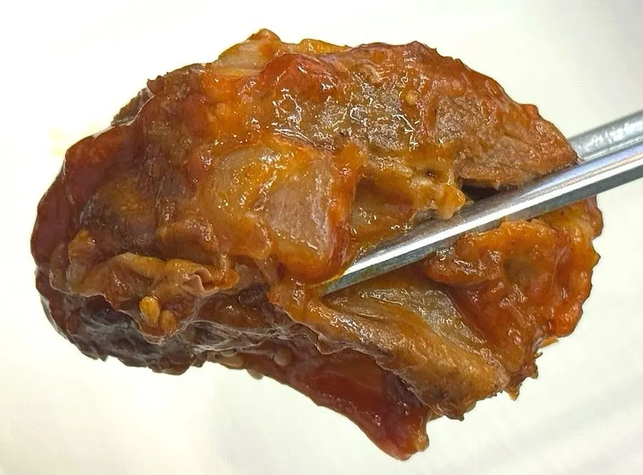 야채가 함께 들어간 매콤돼지갈비찜 클로즈업