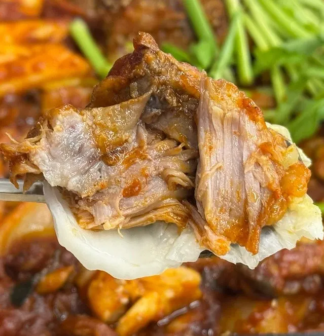 깻잎과 백김치에 곁들인 갈비찜