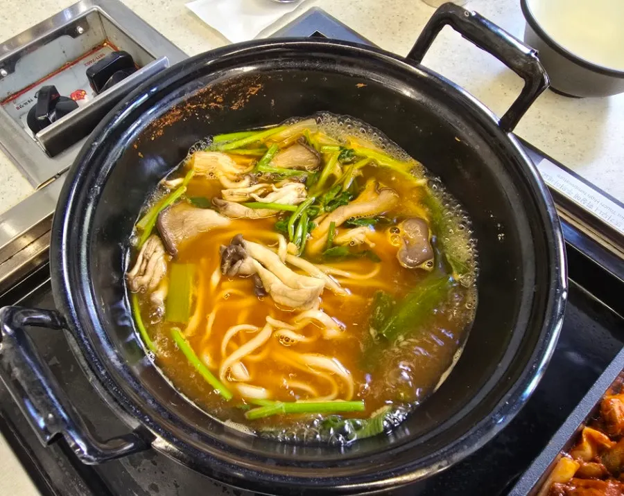 불 위에서 끓고 있는 버섯칼국수